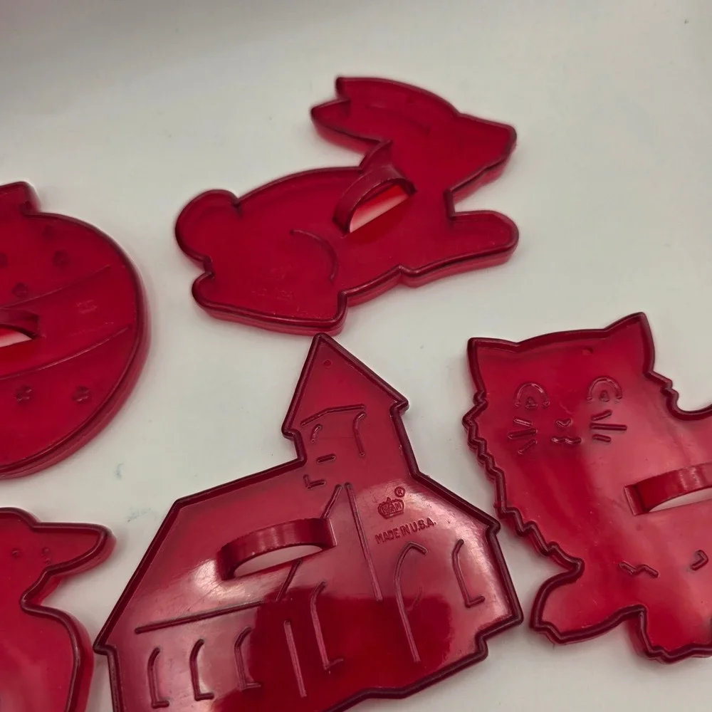 Vintage Red Plastic Cookie Cutters Set of 8 Christmas Holiday‎ Animals